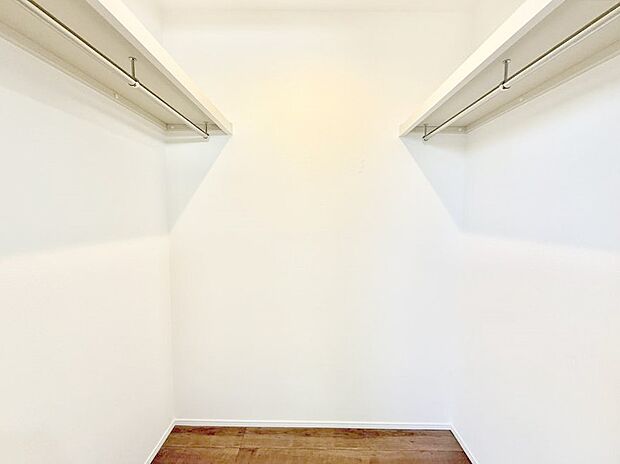 【収納】■季節の洋服も、思い出の小物もすっきり収納できるウォークインクローゼット付  