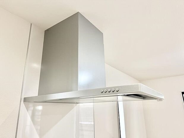 【レンジフード】■調理時の蒸気や匂いが換気扇に誘導され、効率的に排煙ができます。