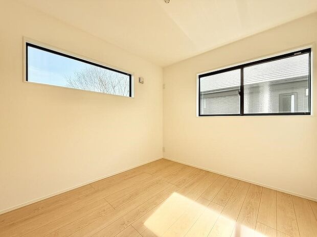 【寝室】■窓の配置や通気性の良い設計で部屋の空気がこもらず、常に新鮮な空気が流れます