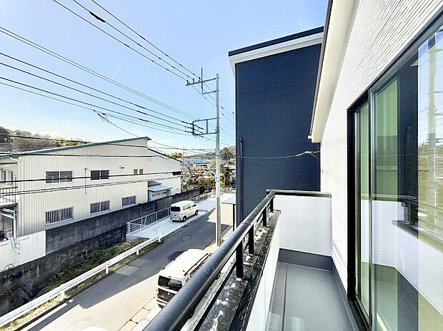 【バルコニー】■ 朝のコーヒーや夜の星空を楽しむ、癒しの場所