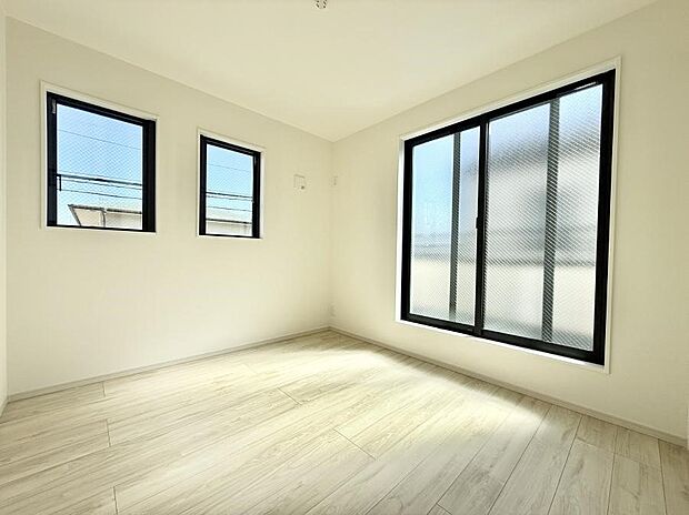 【リビング以外の居室】■落ち着いた色合いのお部屋で穏やかな時間を楽しめます