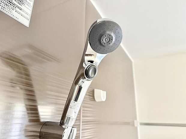 【止水シャワーヘッド】■手元で簡単に止水できるため、水の無駄遣いを減らすことができます。