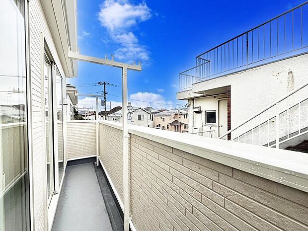 【バルコニー】■ 季節の移ろいを感じられる開放的な空間です