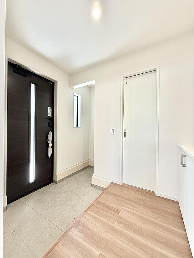 【玄関】■ 家族やゲストをやさしく迎える、心地よい空間