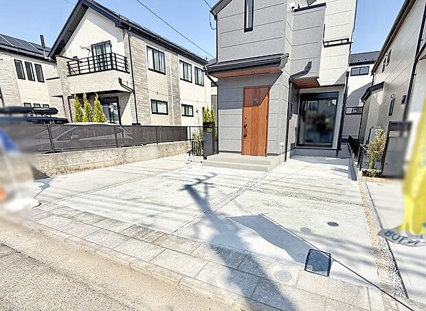 【現地外観写真】■暮らしを彩る充実した設備仕様が備わった住まい