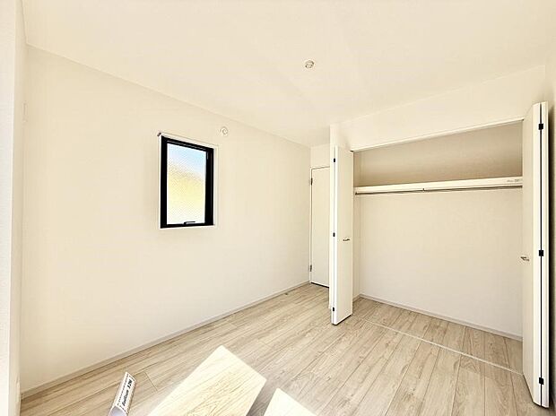 【リビング以外の居室】■清潔感あふれるお部屋で毎日を快適に過ごせます