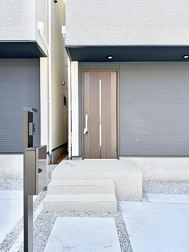 【玄関】■ シンプルで美しく、住まいの第一印象を彩る玄関です