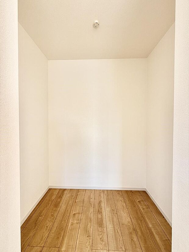 【ウォークインクローゼット】■季節の洋服も、思い出の小物もすっきり収納できるウォークインクローゼット付