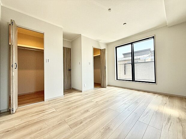【リビング以外の居室】A号棟  ■落ち着いた色合いのお部屋で穏やかな時間を楽しめます
