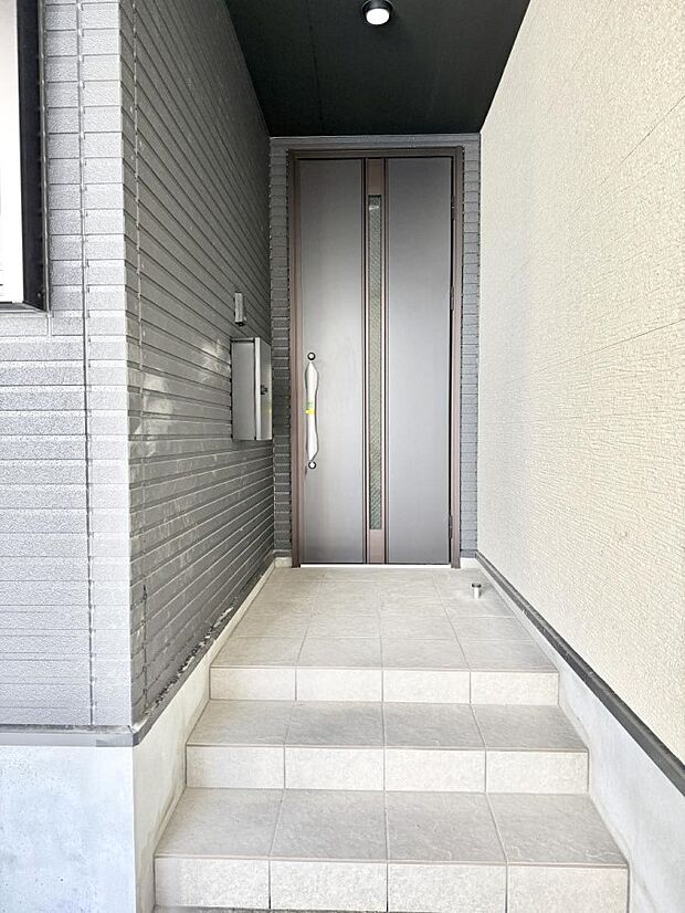 【玄関】■ 帰るたびにホッとする、安心感のある佇まい
