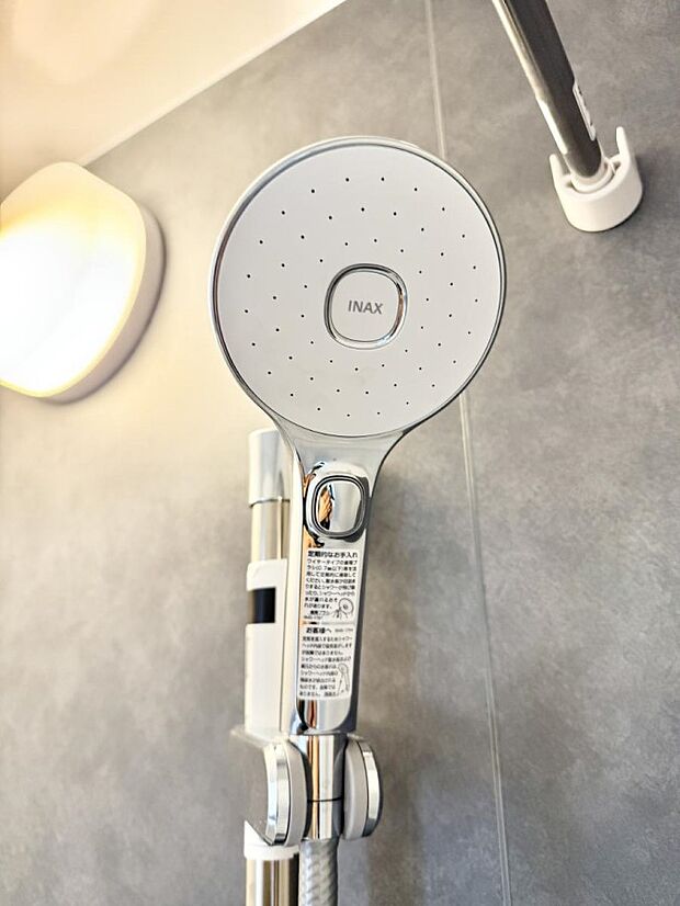 【止水シャワーヘッド】■手元で簡単に止水できるため、水の無駄遣いを減らすことができます。