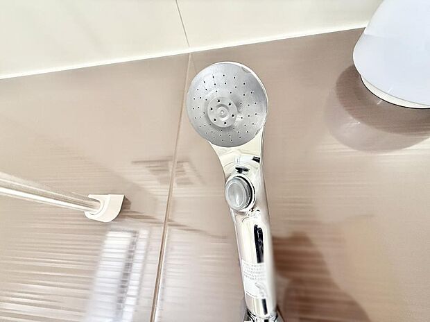【止水シャワーヘッド】■手元で簡単に止水できるため、水の無駄遣いを減らすことができます。