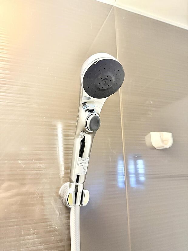 【止水シャワーヘッド】■手元で簡単に止水できるため、水の無駄遣いを減らすことができます。