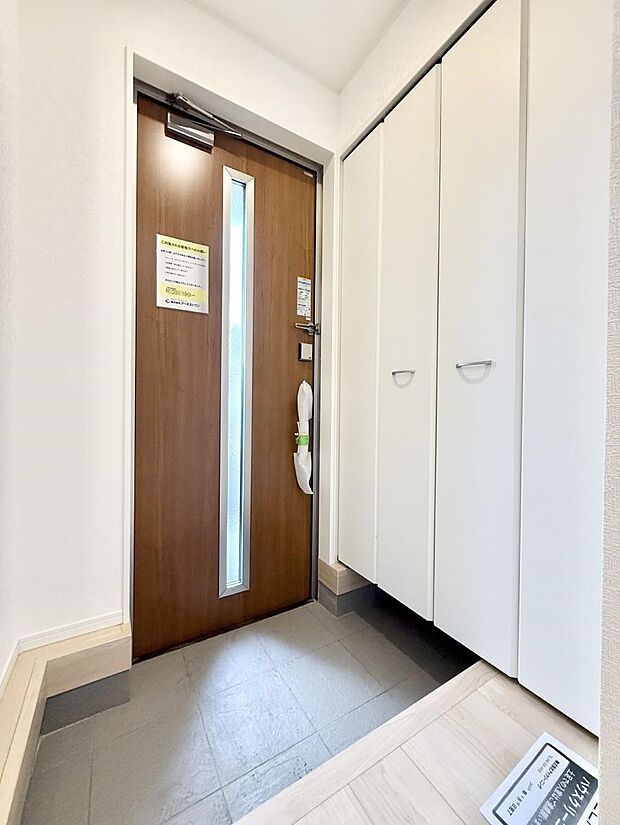 【玄関】■ 家族やゲストをやさしく迎える、心地よい空間