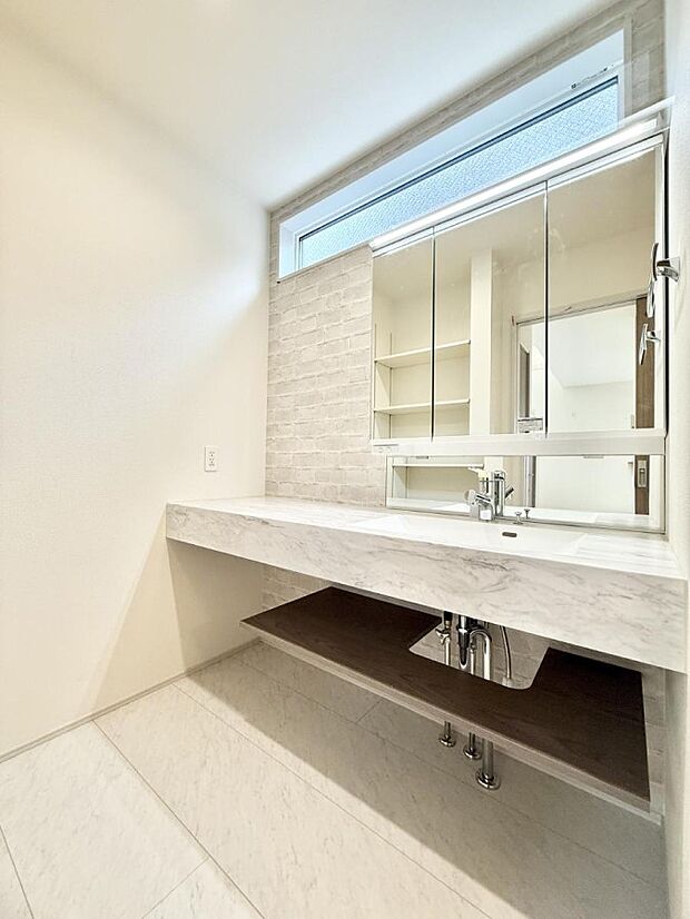 【洗面台・洗面所】■明るい洗面所は毎朝の歯磨きも楽しくできちゃいそうです♪