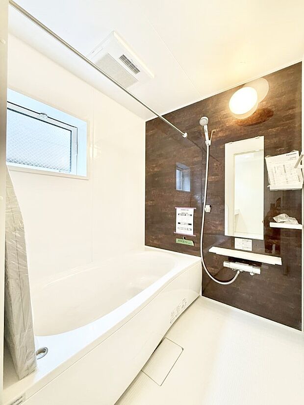 【浴室】■落ち着いた色合いの壁面、ゆっくり寛げるバスルーム