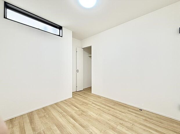 【リビング以外の居室】■落ち着いた色合いのお部屋で穏やかな時間を楽しめます