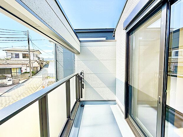 【バルコニー】■ 季節の移ろいを感じられる開放的な空間です