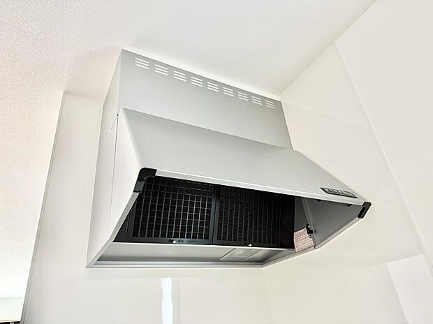 【レンジフード】■調理時の蒸気や匂いが換気扇に誘導され、効率的に排煙ができます。