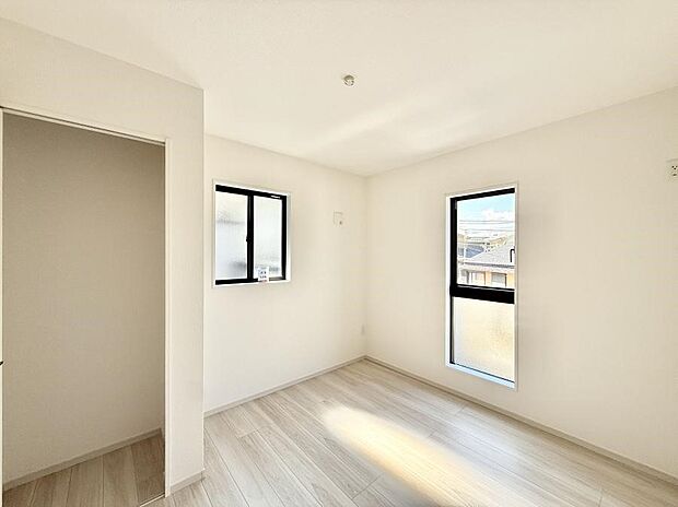 【リビング以外の居室】■落ち着いた色合いのお部屋で穏やかな時間を楽しめます