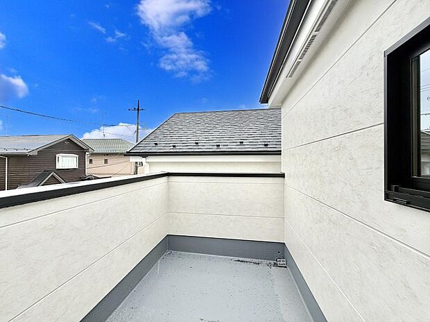 【バルコニー】■ 朝のコーヒーや夜の星空を楽しむ、癒しの場所