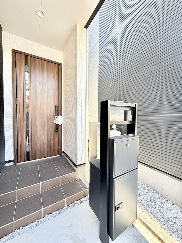 【玄関】■ 帰るたびにホッとする、安心感のある佇まい