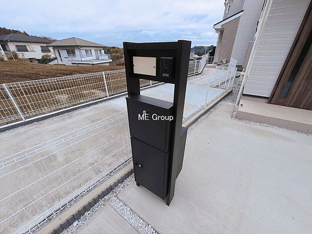 【その他現地】■留守でも安心、荷物をしっかり受け取る宅配BOX付きポスト