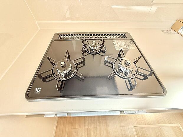 【3口ガスコンロ】■一度に多くの料理ができ便利で効率的