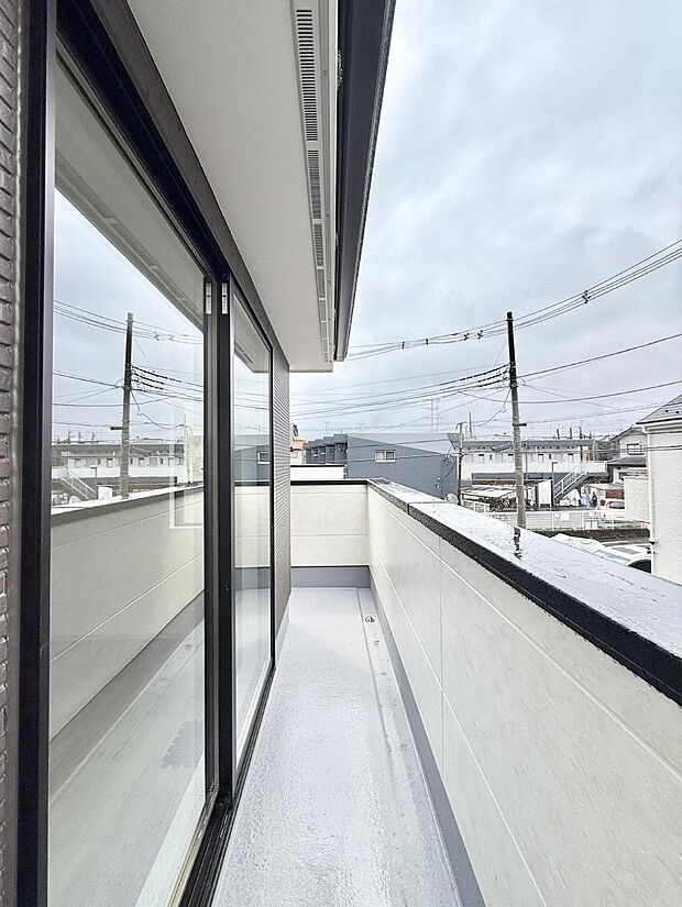 【バルコニー】■ 心地よい風と光を感じる、くつろぎのバルコニー