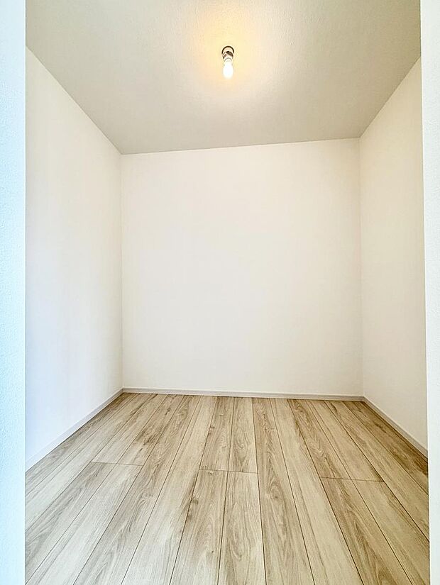 【ウォークインクローゼット】■季節の洋服も、思い出の小物もすっきり収納できるウォークインクローゼット付  