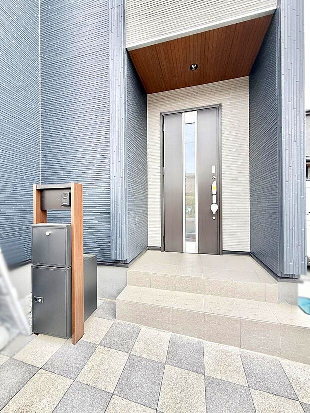 【玄関】■ シンプルで美しく、住まいの第一印象を彩る玄関です