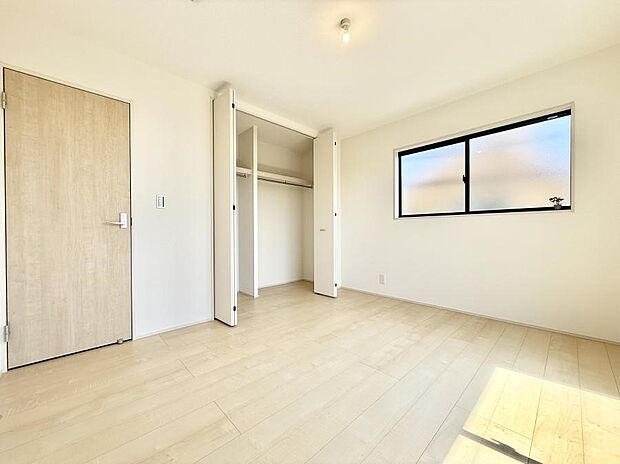 【リビング以外の居室】■清潔感あふれるお部屋で毎日を快適に過ごせます