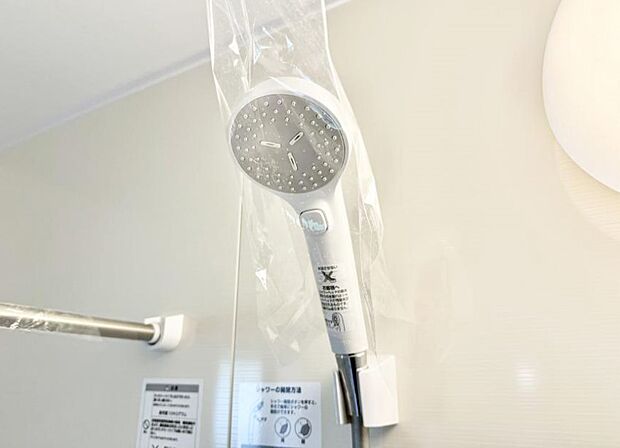 【止水シャワーヘッド】■手元で簡単に止水できるため、水の無駄遣いを減らすことができます。