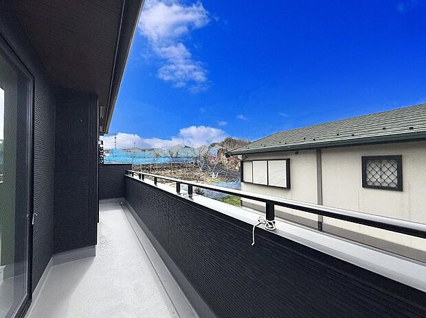 【バルコニー】■ 季節の移ろいを感じられる開放的な空間です