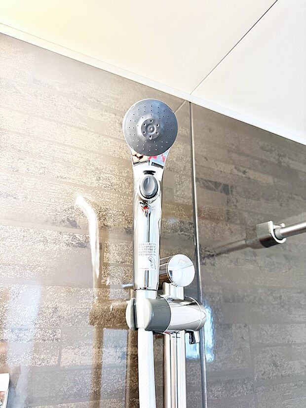 【止水シャワーヘッド】■手元で簡単に止水できるため、水の無駄遣いを減らすことができます。  