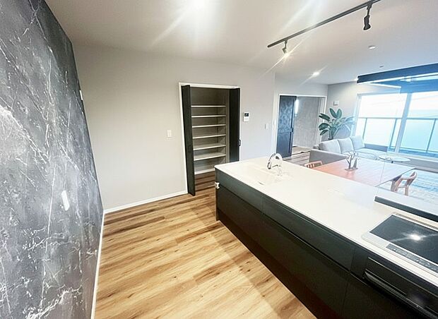 【キッチン】■家族の絆を深める、温もりのあるキッチン