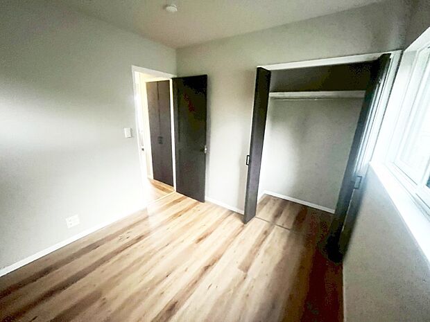 【寝室】■窓の配置や通気性の良い設計で部屋の空気がこもらず、常に新鮮な空気が流れます