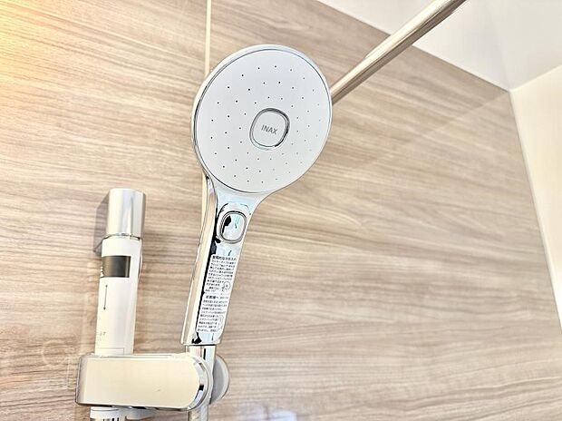 【止水シャワーヘッド】■手元で簡単に止水できるため、水の無駄遣いを減らすことができます。