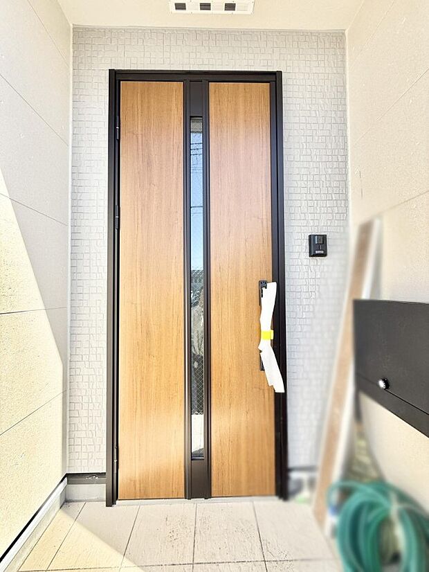 【玄関】■ 家族とゲストをやさしく迎える、心温まる玄関