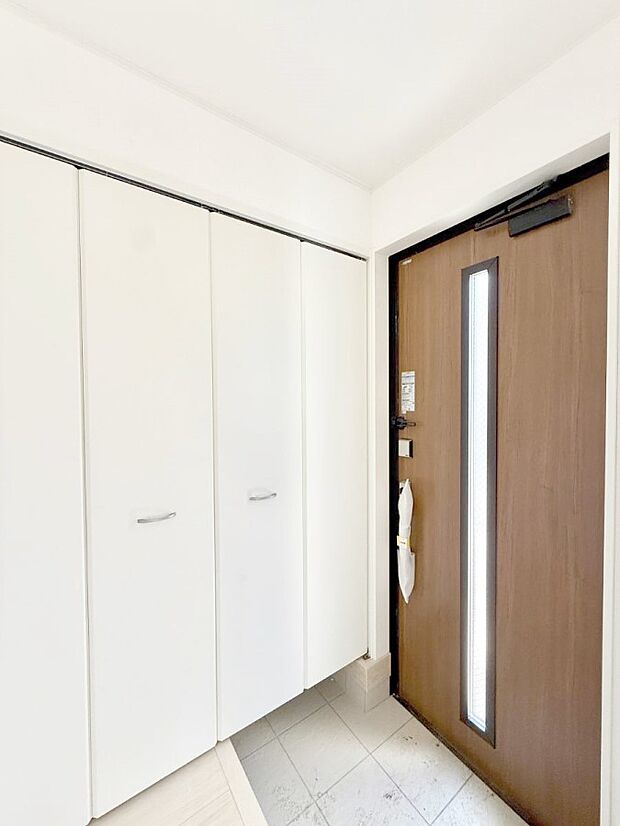 【玄関】■ 毎日を気持ちよく迎える、明るく温もりのある玄関