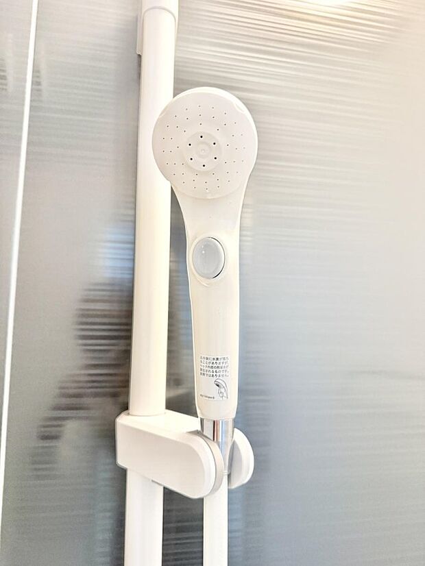 【止水シャワーヘッド】■手元で簡単に止水できるため、水の無駄遣いを減らすことができます。