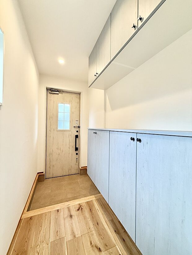 【玄関】■ 家族やゲストをやさしく迎える、心地よい空間