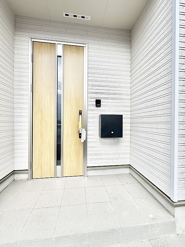 【玄関】■ シンプルで美しく、住まいの第一印象を彩る玄関です