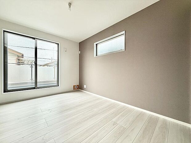 【リビング以外の居室】■落ち着いた色合いのお部屋で穏やかな時間を楽しめます