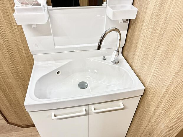 【ハンドシャワー付洗面台】■細かい部分まで洗いやすく便利なハンドシャワー付き
