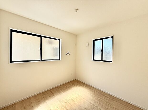 【リビング以外の居室】■落ち着いた色合いのお部屋で穏やかな時間を楽しめます