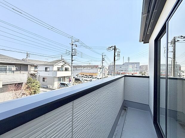 【バルコニー】■ 季節の移ろいを感じられる開放的な空間です