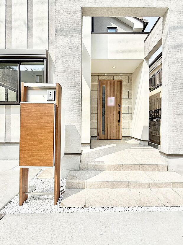 【玄関】■ 心地よい暮らしへとつながる、温かい玄関