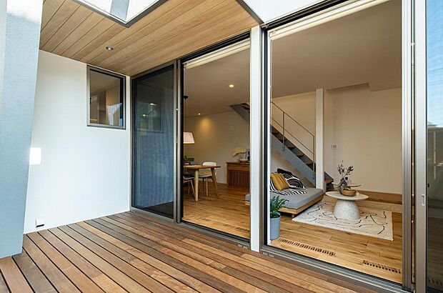 【その他現地】■天気の良い日はウッドデッキでのんびり日向ぼっこ