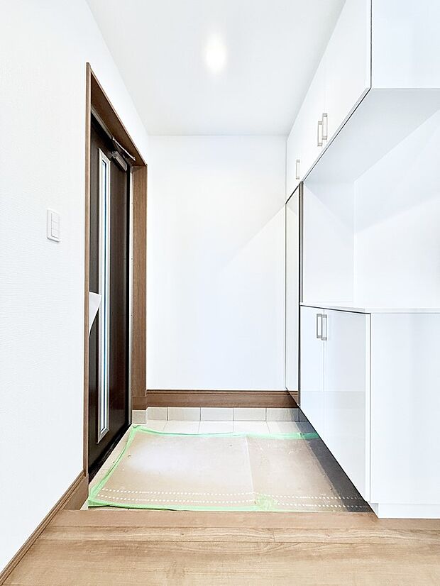 【玄関】■ 家族やゲストをやさしく迎える、心地よい空間